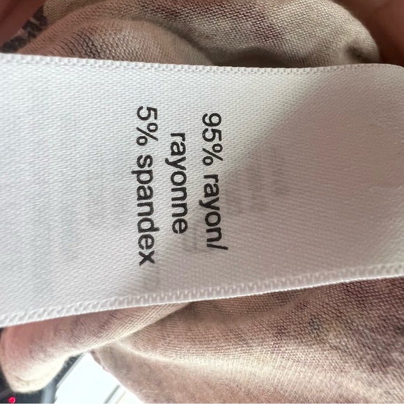 Women’s Cream Top with Floral Pattern in a Size XXL. - Picture 5 of 6